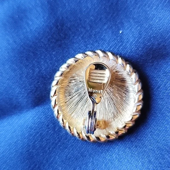 Vintage gold tone coin clip Monet earings. - Picture 3 of 3